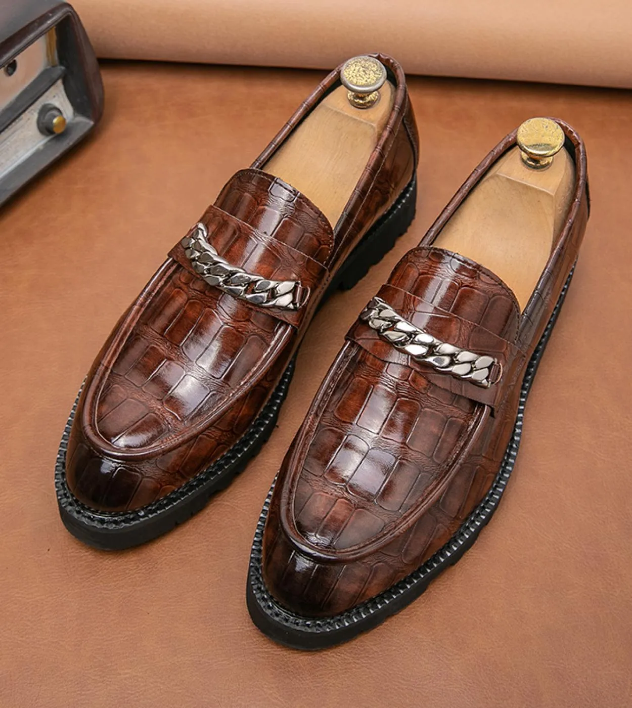 Scarpe da uomo primaverili Mocassini casual di lusso da uomo Mocassini estivi in ​​vera pelle di alta qualità Comodi slip on tra