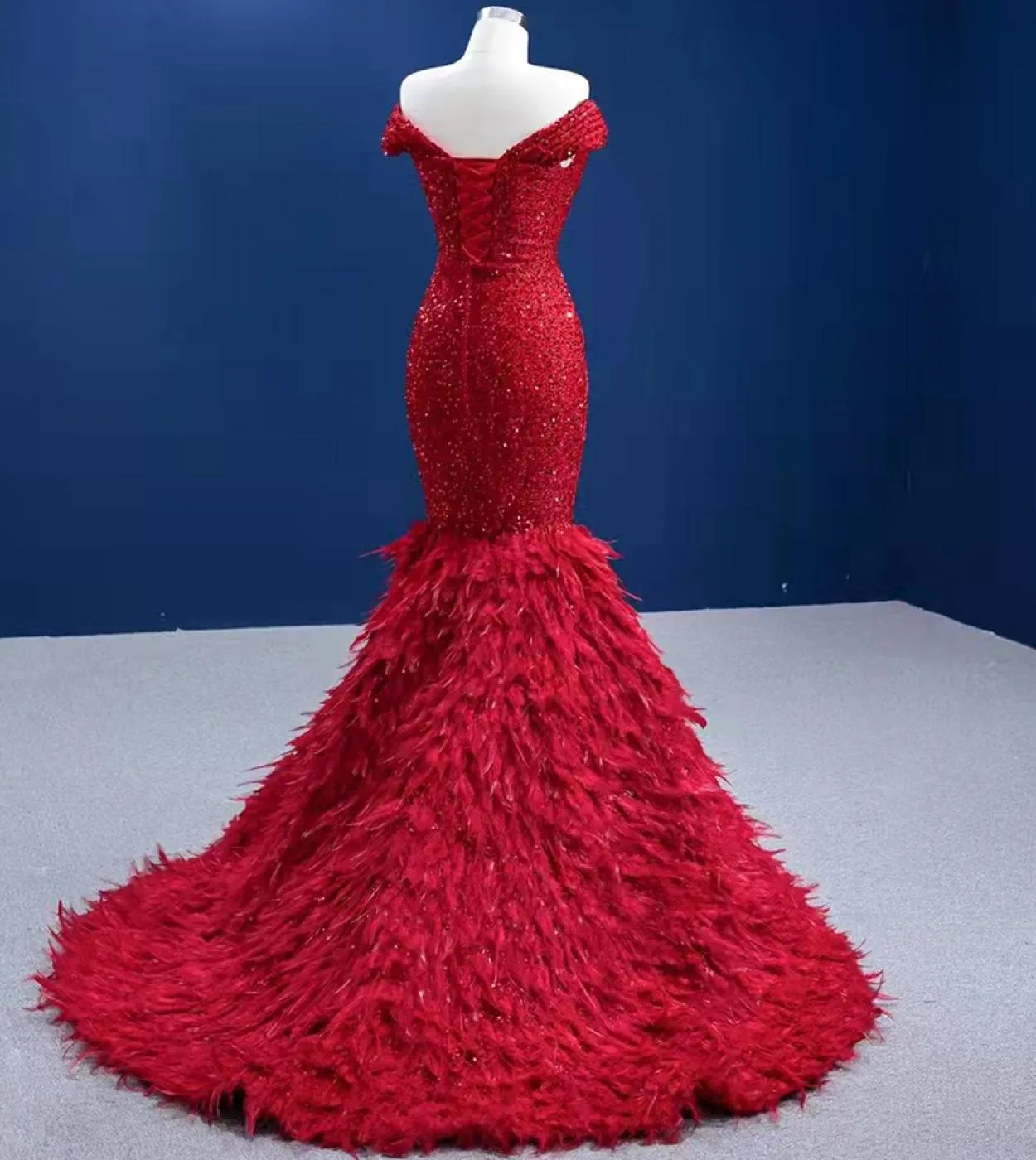 Serene Hill Abiti da sera eleganti di lusso rossi Abiti 2022 Sirena di piume di paillettes per le donne Party Hm67433 Abito da s